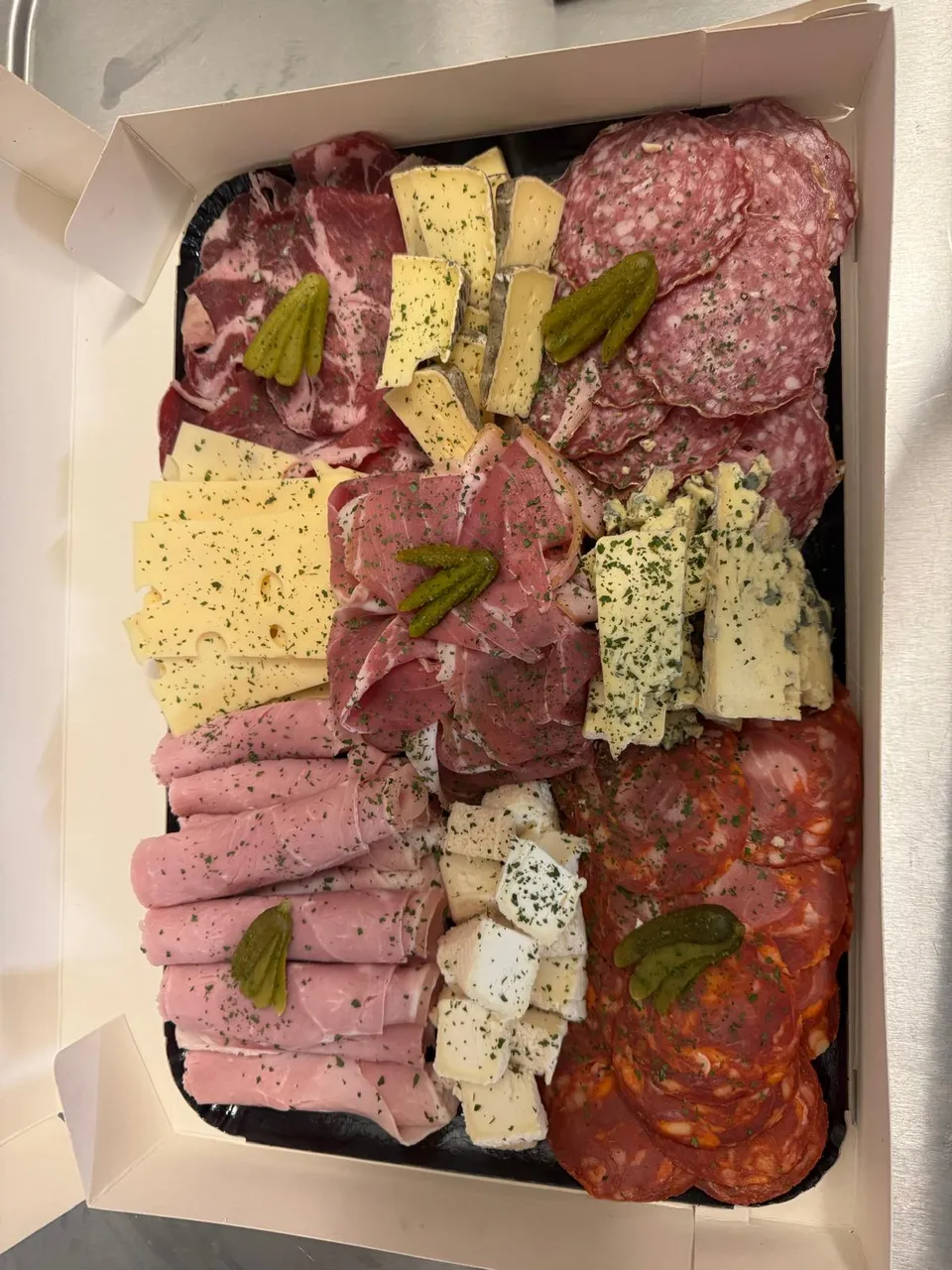 Plateau de charcuterie et fromages en coffret : jambon cru, saucisson, chorizo, jambon blanc, coppa, fromages et cornichons